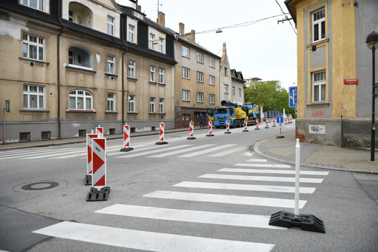 Uzavření Mánesovky ráno dopravu příliš nekomplikovalo. Řidiče mátlo dopravní značení