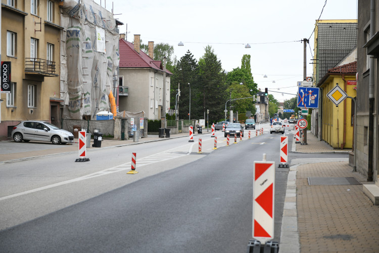 Uzavření Mánesovky ráno dopravu příliš nekomplikovalo. Řidiče mátlo dopravní značení