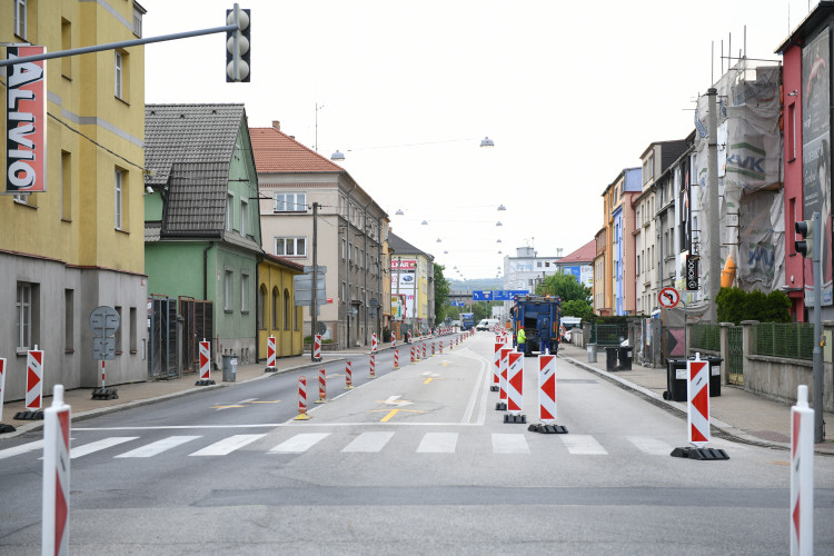 Uzavření Mánesovky ráno dopravu příliš nekomplikovalo. Řidiče mátlo dopravní značení