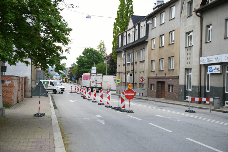 Uzavření Mánesovky ráno dopravu příliš nekomplikovalo. Řidiče mátlo dopravní značení