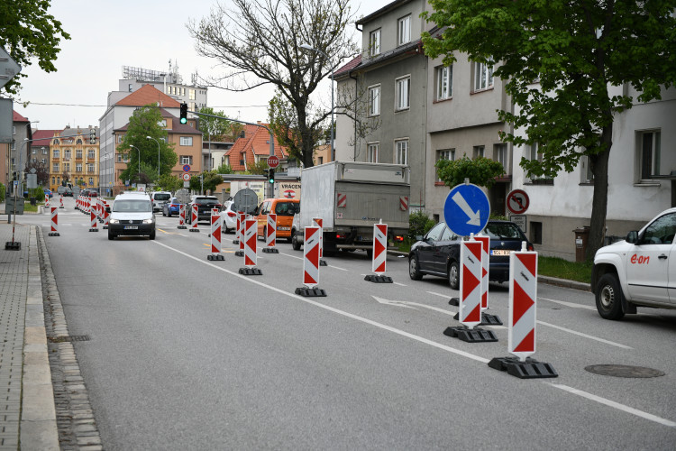 Uzavření Mánesovky ráno dopravu příliš nekomplikovalo. Řidiče mátlo dopravní značení