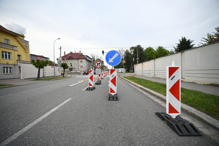 Uzavření Mánesovky ráno dopravu příliš nekomplikovalo. Řidiče mátlo dopravní značení