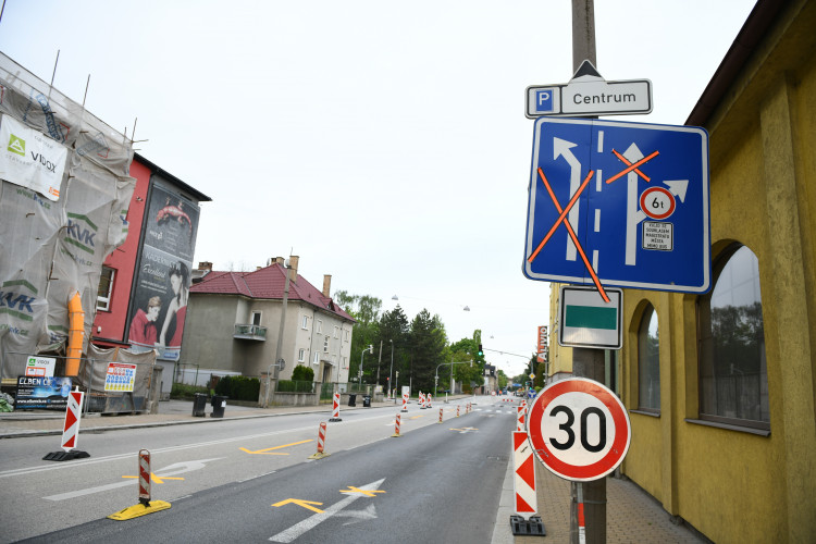 Uzavření Mánesovky ráno dopravu příliš nekomplikovalo. Řidiče mátlo dopravní značení