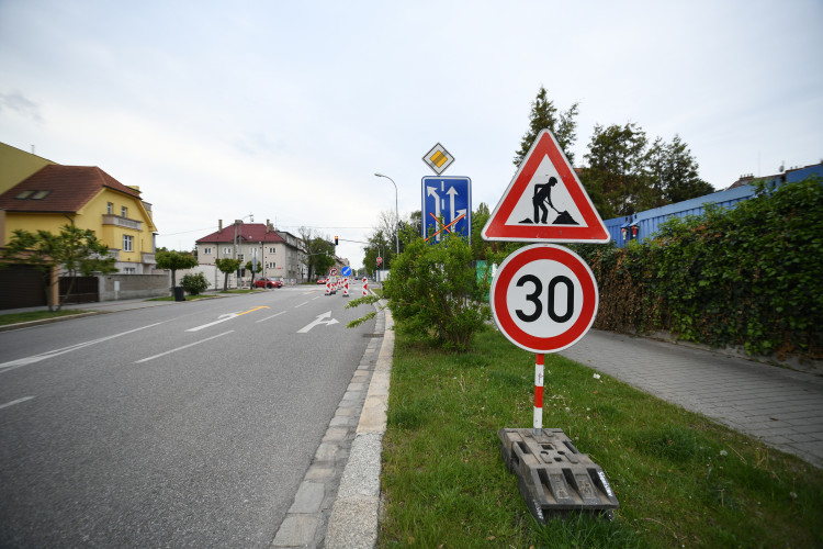 Uzavření Mánesovky ráno dopravu příliš nekomplikovalo. Řidiče mátlo dopravní značení