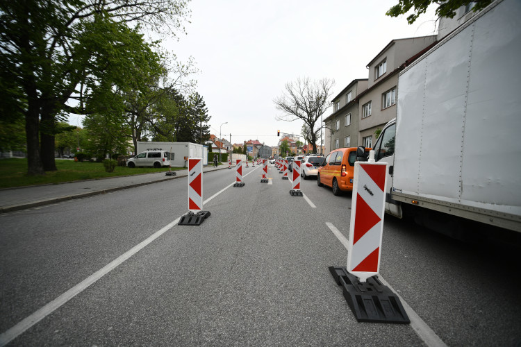 Uzavření Mánesovky ráno dopravu příliš nekomplikovalo. Řidiče mátlo dopravní značení
