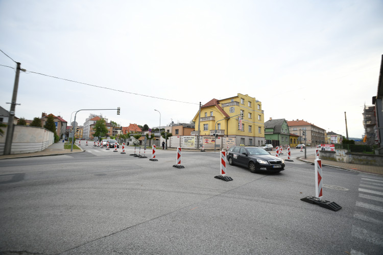 Uzavření Mánesovky ráno dopravu příliš nekomplikovalo. Řidiče mátlo dopravní značení