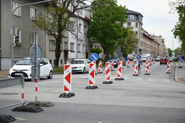 Uzavření Mánesovky ráno dopravu příliš nekomplikovalo. Řidiče mátlo dopravní značení
