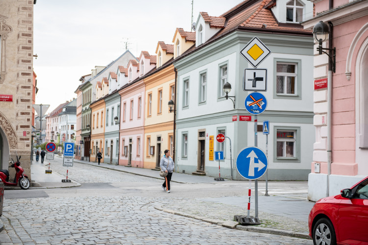 Uzavření Mánesovky ráno dopravu příliš nekomplikovalo. Řidiče mátlo dopravní značení