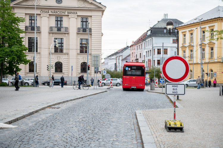 Uzavření Mánesovky ráno dopravu příliš nekomplikovalo. Řidiče mátlo dopravní značení