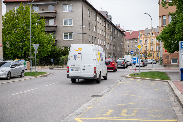 Uzavření Mánesovky ráno dopravu příliš nekomplikovalo. Řidiče mátlo dopravní značení