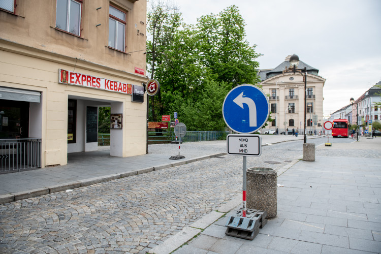 Uzavření Mánesovky ráno dopravu příliš nekomplikovalo. Řidiče mátlo dopravní značení
