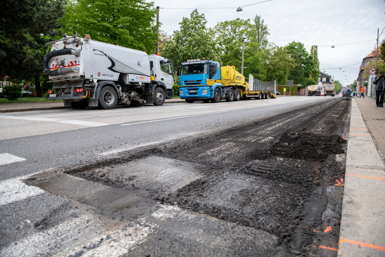 Uzavření Mánesovky ráno dopravu příliš nekomplikovalo. Řidiče mátlo dopravní značení