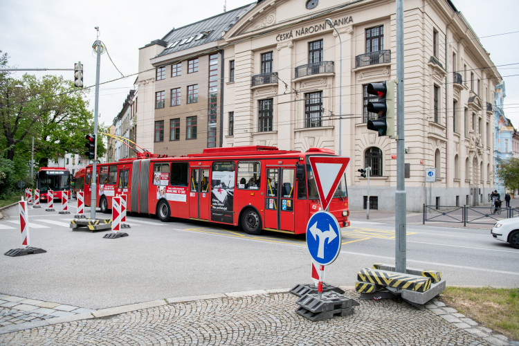 Uzavření Mánesovky ráno dopravu příliš nekomplikovalo. Řidiče mátlo dopravní značení