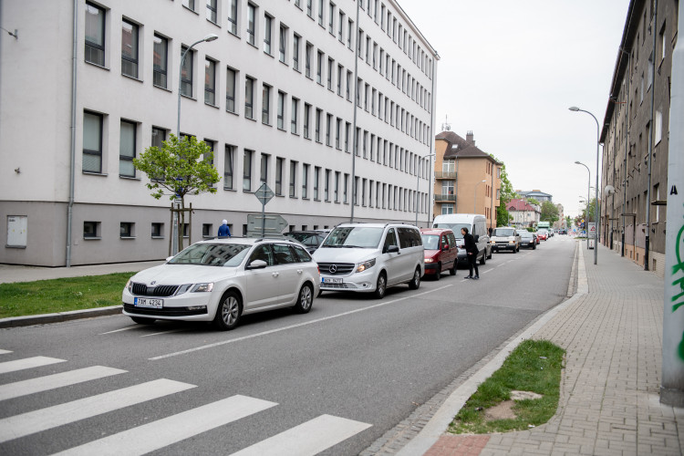 Uzavření Mánesovky ráno dopravu příliš nekomplikovalo. Řidiče mátlo dopravní značení