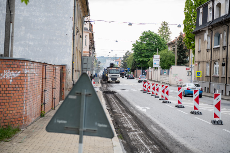 Uzavření Mánesovky ráno dopravu příliš nekomplikovalo. Řidiče mátlo dopravní značení