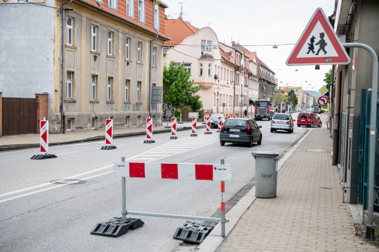 Uzavření Mánesovky ráno dopravu příliš nekomplikovalo. Řidiče mátlo dopravní značení