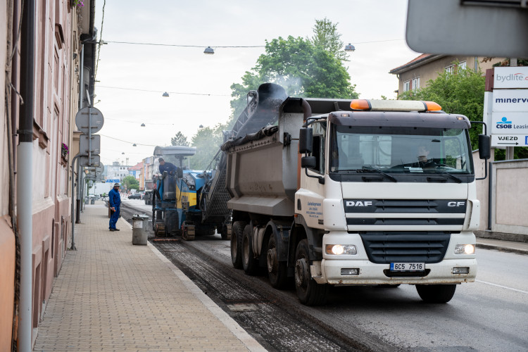 Uzavření Mánesovky ráno dopravu příliš nekomplikovalo. Řidiče mátlo dopravní značení