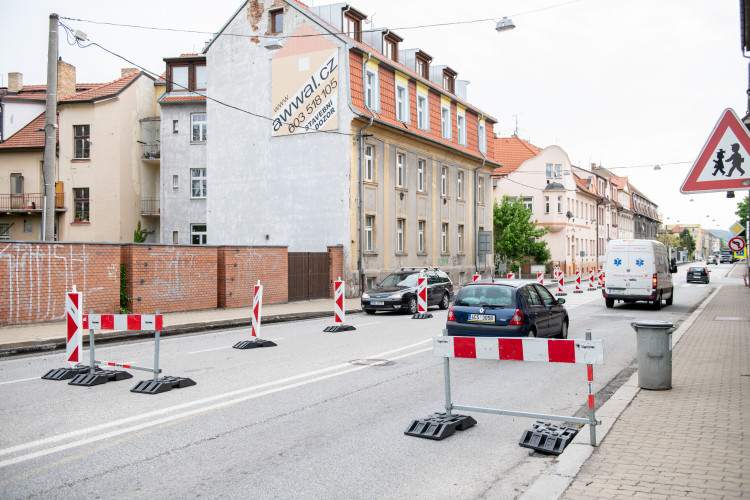 Uzavření Mánesovky ráno dopravu příliš nekomplikovalo. Řidiče mátlo dopravní značení