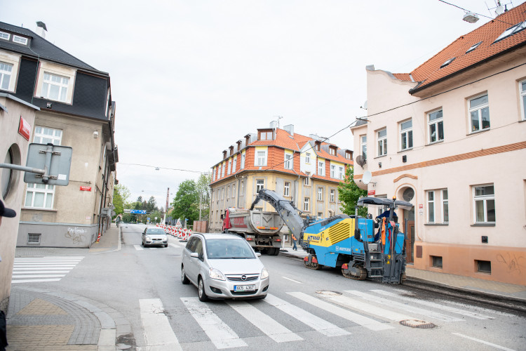 Uzavření Mánesovky ráno dopravu příliš nekomplikovalo. Řidiče mátlo dopravní značení