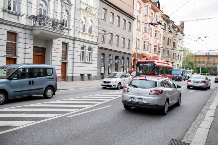 Uzavření Mánesovky ráno dopravu příliš nekomplikovalo. Řidiče mátlo dopravní značení