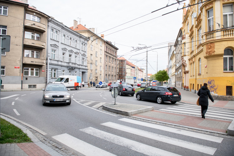 Uzavření Mánesovky ráno dopravu příliš nekomplikovalo. Řidiče mátlo dopravní značení