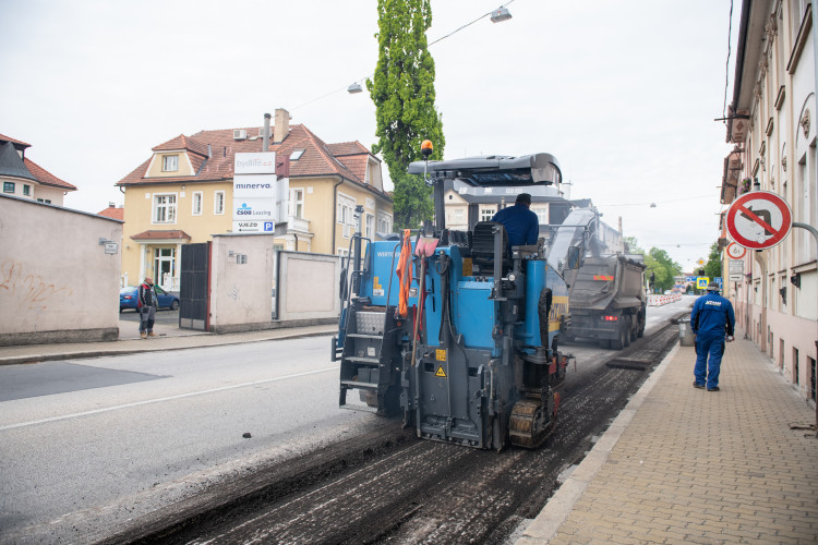 Uzavření Mánesovky ráno dopravu příliš nekomplikovalo. Řidiče mátlo dopravní značení