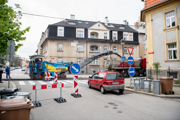 Uzavření Mánesovky ráno dopravu příliš nekomplikovalo. Řidiče mátlo dopravní značení