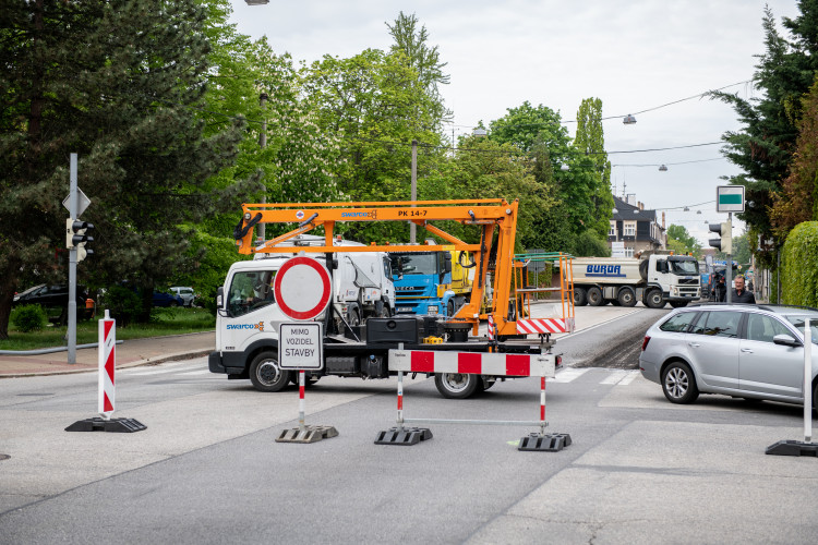 Uzavření Mánesovky ráno dopravu příliš nekomplikovalo. Řidiče mátlo dopravní značení