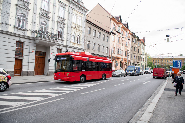 Uzavření Mánesovky ráno dopravu příliš nekomplikovalo. Řidiče mátlo dopravní značení