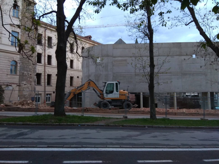 Bourání zdi u autobusového nádraží