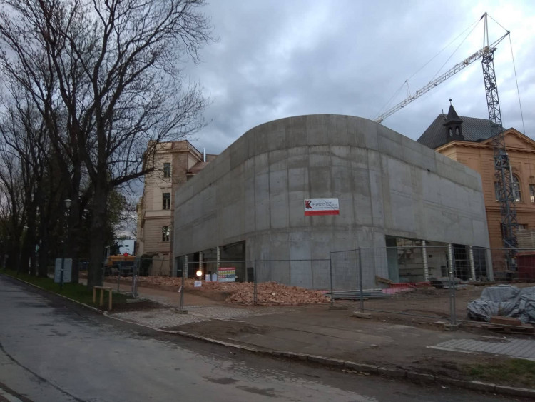 Bourání zdi u autobusového nádraží