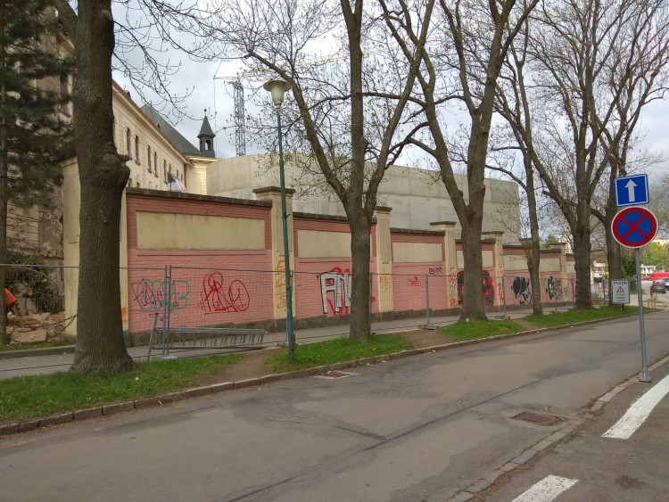 Bourání zdi u autobusového nádraží