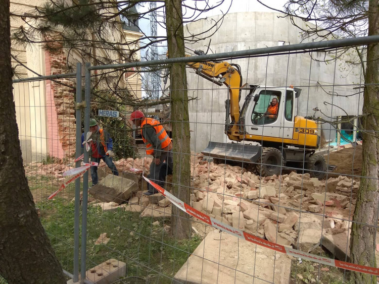 Bourání zdi u autobusového nádraží