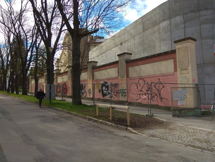 Bourání zdi u autobusového nádraží