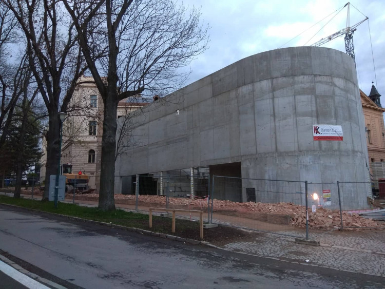 Bourání zdi u autobusového nádraží