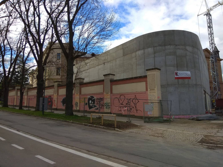 Bourání zdi u autobusového nádraží