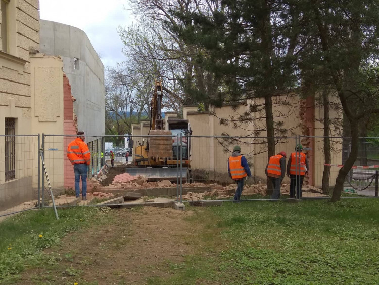 Bourání zdi u autobusového nádraží