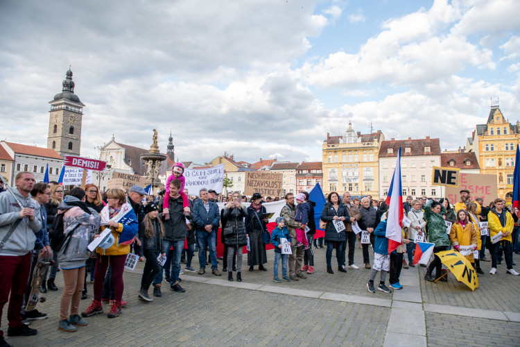Na náměstí v Budějcích se sešlo několik desítek lidí. Požadují demisi pro Babiše a Benešovou