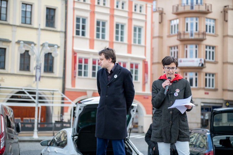 Na náměstí v Budějcích se sešlo několik desítek lidí. Požadují demisi pro Babiše a Benešovou