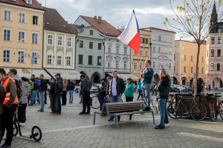 Na náměstí v Budějcích se sešlo několik desítek lidí. Požadují demisi pro Babiše a Benešovou