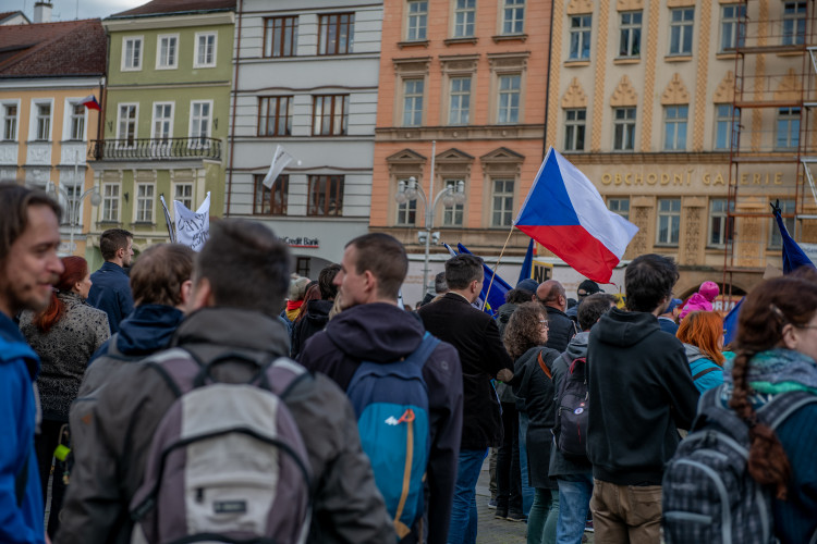 Na náměstí v Budějcích se sešlo několik desítek lidí. Požadují demisi pro Babiše a Benešovou
