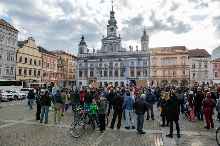 Na náměstí v Budějcích se sešlo několik desítek lidí. Požadují demisi pro Babiše a Benešovou