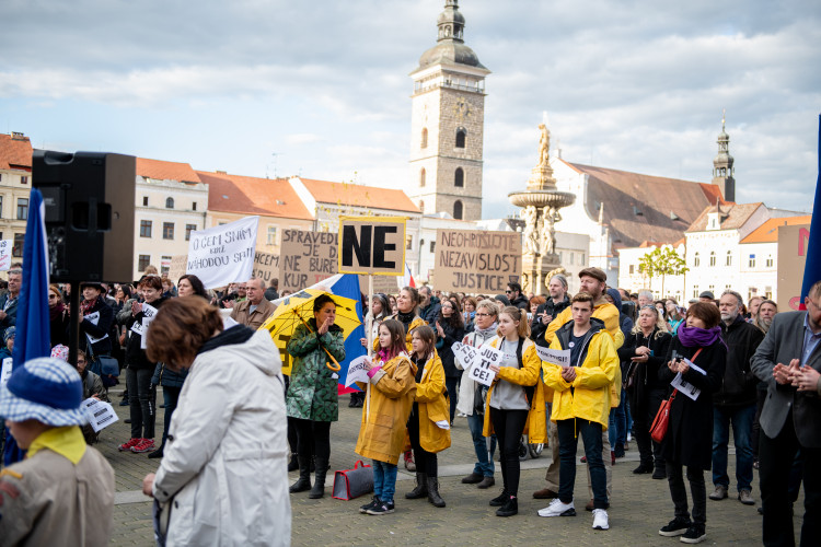 Na náměstí v Budějcích se sešlo několik desítek lidí. Požadují demisi pro Babiše a Benešovou