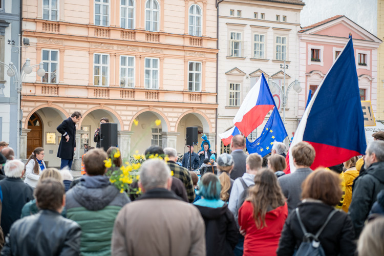 Na náměstí v Budějcích se sešlo několik desítek lidí. Požadují demisi pro Babiše a Benešovou