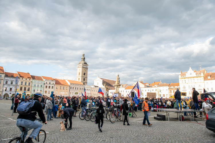 Na náměstí v Budějcích se sešlo několik desítek lidí. Požadují demisi pro Babiše a Benešovou