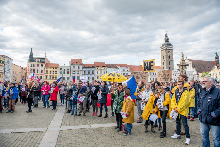 Na náměstí v Budějcích se sešlo několik desítek lidí. Požadují demisi pro Babiše a Benešovou