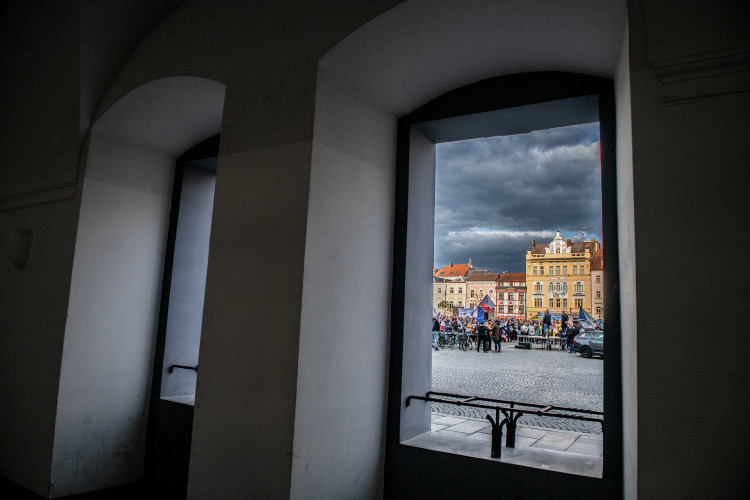 Na náměstí v Budějcích se sešlo několik desítek lidí. Požadují demisi pro Babiše a Benešovou