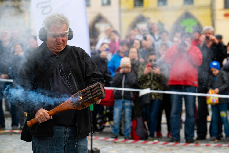 Rekordní salva z historických zbraní