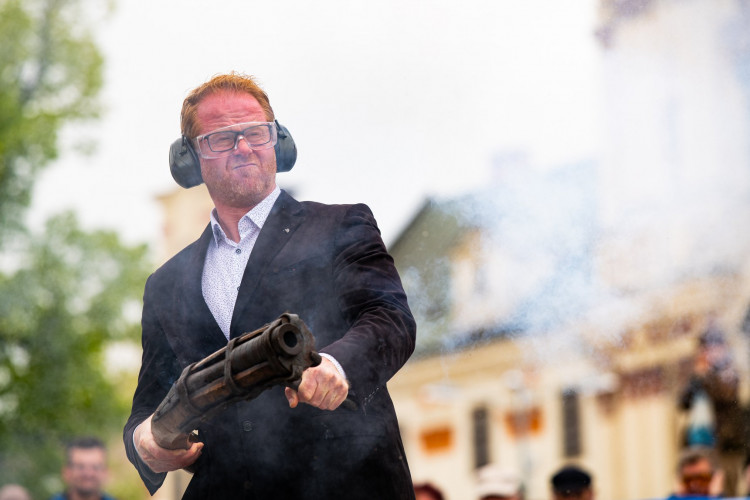 Rekordní salva z historických zbraní