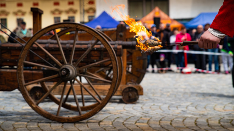 Rekordní salva z historických zbraní